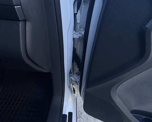 Білий Фольксваген Туран, об'ємом двигуна 1.97 л та пробігом 194 тис. км за 12000 $, фото 18 на Automoto.ua