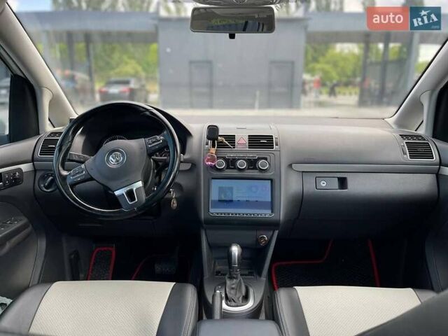 Белый Фольксваген Туран, объемом двигателя 1.6 л и пробегом 175 тыс. км за 13500 $, фото 3 на Automoto.ua