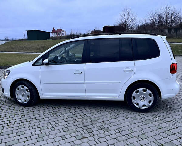 Белый Фольксваген Туран, объемом двигателя 1.97 л и пробегом 240 тыс. км за 13800 $, фото 2 на Automoto.ua