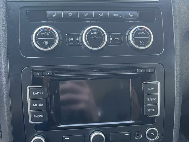 Белый Фольксваген Туран, объемом двигателя 1.6 л и пробегом 240 тыс. км за 12950 $, фото 6 на Automoto.ua