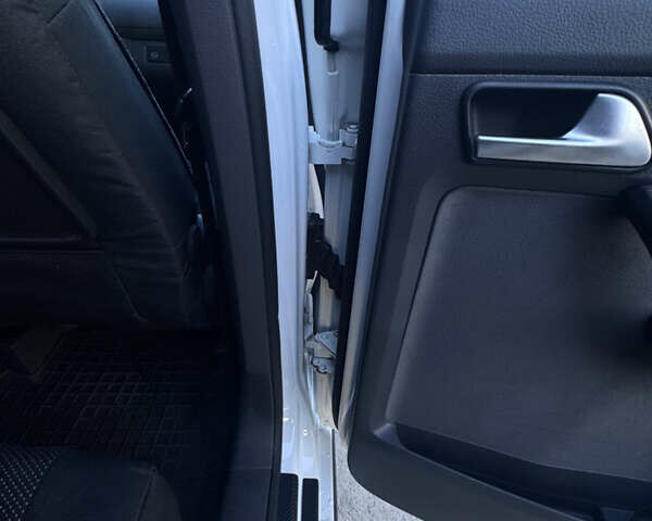 Білий Фольксваген Туран, об'ємом двигуна 1.97 л та пробігом 194 тис. км за 12000 $, фото 33 на Automoto.ua