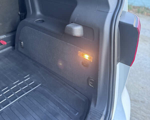 Білий Фольксваген Туран, об'ємом двигуна 1.97 л та пробігом 194 тис. км за 12000 $, фото 9 на Automoto.ua