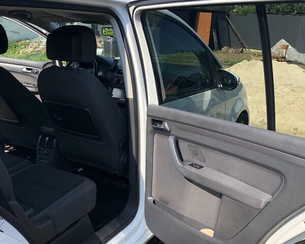 Белый Фольксваген Туран, объемом двигателя 1.6 л и пробегом 217 тыс. км за 12800 $, фото 9 на Automoto.ua