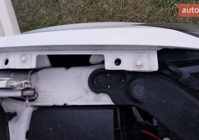 Белый Фольксваген Туран, объемом двигателя 1.97 л и пробегом 313 тыс. км за 13999 $, фото 52 на Automoto.ua