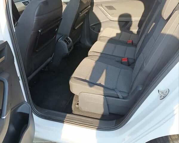 Білий Фольксваген Туран, об'ємом двигуна 1.6 л та пробігом 250 тис. км за 13500 $, фото 1 на Automoto.ua