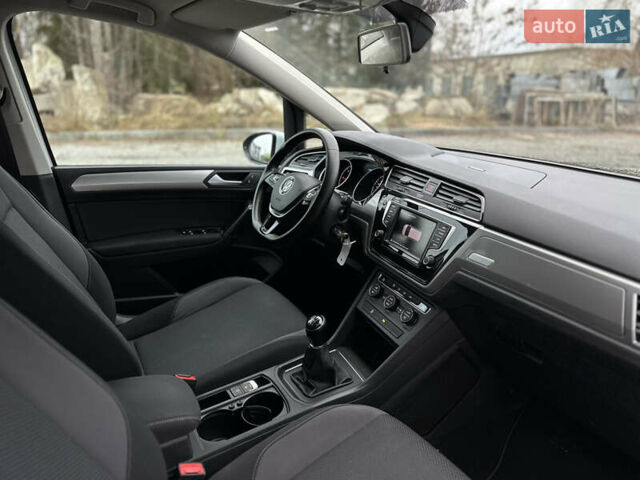 Белый Фольксваген Туран, объемом двигателя 1.6 л и пробегом 252 тыс. км за 14000 $, фото 23 на Automoto.ua