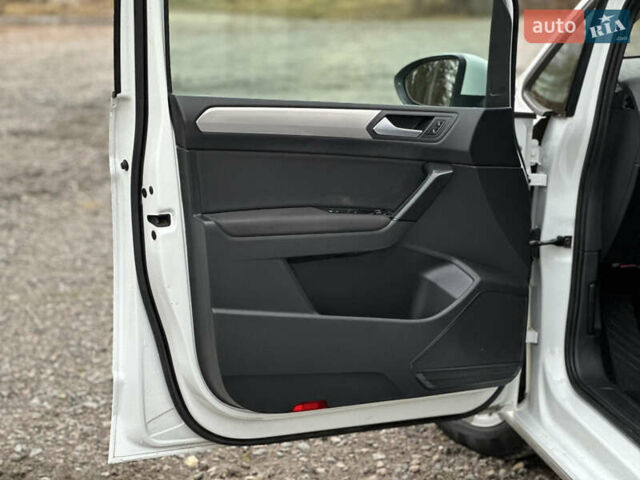 Белый Фольксваген Туран, объемом двигателя 1.6 л и пробегом 252 тыс. км за 14000 $, фото 22 на Automoto.ua