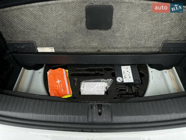 Белый Фольксваген Туран, объемом двигателя 1.6 л и пробегом 252 тыс. км за 14000 $, фото 63 на Automoto.ua