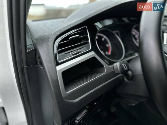 Белый Фольксваген Туран, объемом двигателя 1.6 л и пробегом 252 тыс. км за 14000 $, фото 67 на Automoto.ua