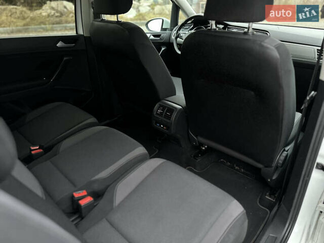 Белый Фольксваген Туран, объемом двигателя 1.6 л и пробегом 252 тыс. км за 14000 $, фото 53 на Automoto.ua