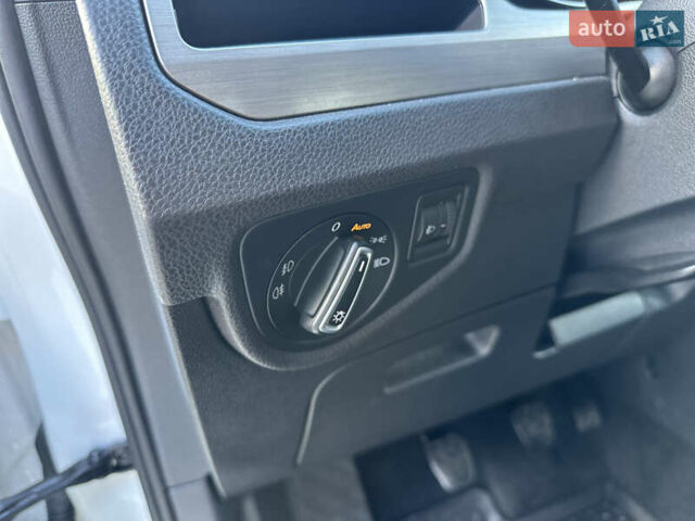 Фольксваген Туран 2017 у Хмельницькому на Automoto.ua Білий Фольксваген Туран, об'ємом двигуна 1.6 л та пробігом 189 тис. км за 15550 $, фото 35 на Automoto.ua