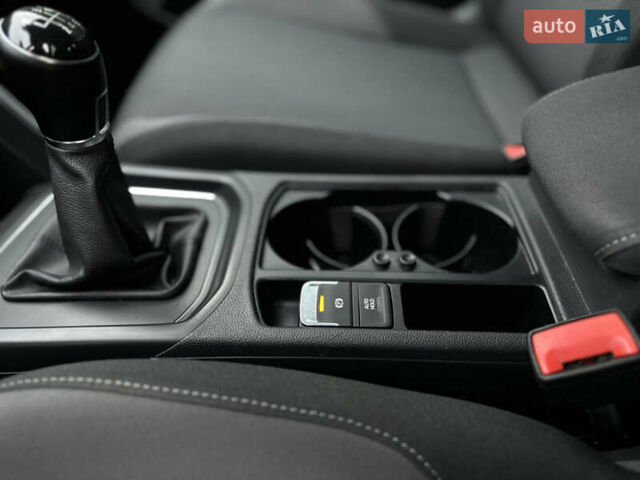 Белый Фольксваген Туран, объемом двигателя 1.6 л и пробегом 252 тыс. км за 14000 $, фото 40 на Automoto.ua