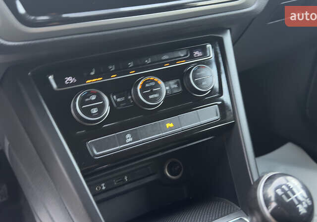 Белый Фольксваген Туран, объемом двигателя 1.97 л и пробегом 232 тыс. км за 16600 $, фото 36 на Automoto.ua