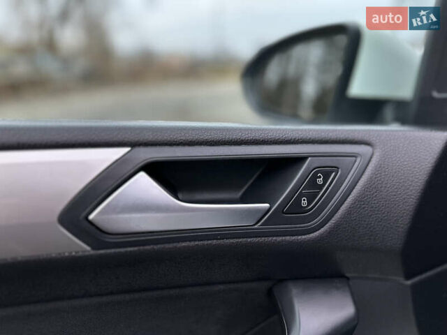 Белый Фольксваген Туран, объемом двигателя 1.6 л и пробегом 252 тыс. км за 14000 $, фото 68 на Automoto.ua