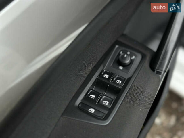 Белый Фольксваген Туран, объемом двигателя 1.6 л и пробегом 252 тыс. км за 14000 $, фото 31 на Automoto.ua