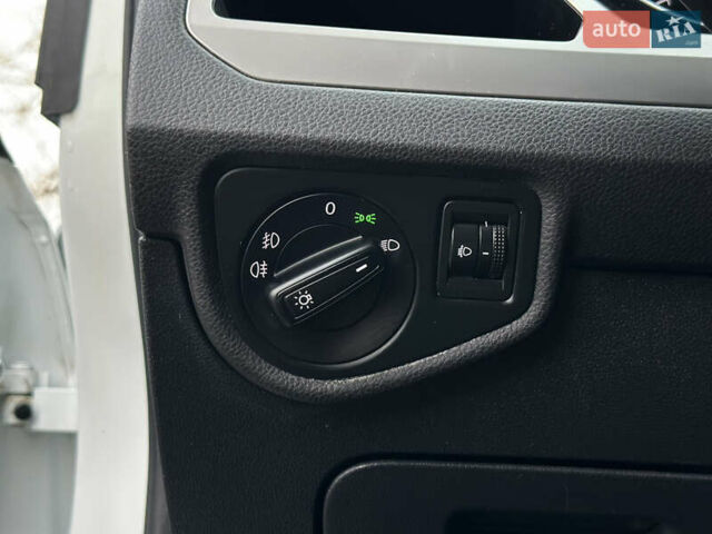 Белый Фольксваген Туран, объемом двигателя 1.6 л и пробегом 252 тыс. км за 14000 $, фото 30 на Automoto.ua