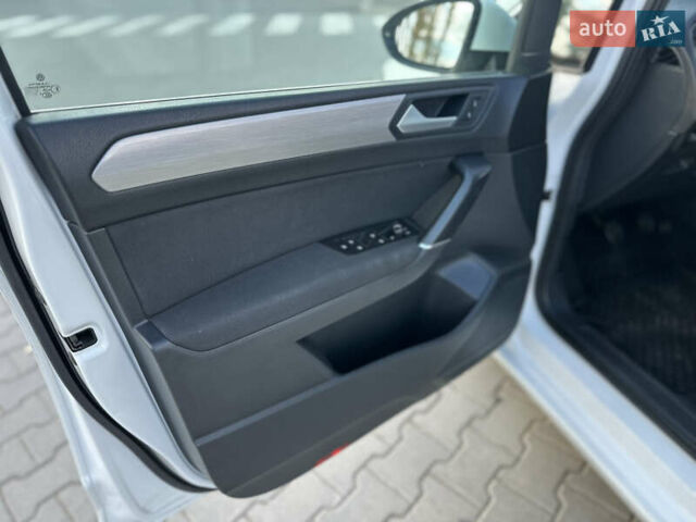 Фольксваген Туран 2017 у Хмельницькому на Automoto.ua Білий Фольксваген Туран, об'ємом двигуна 1.6 л та пробігом 189 тис. км за 15550 $, фото 36 на Automoto.ua