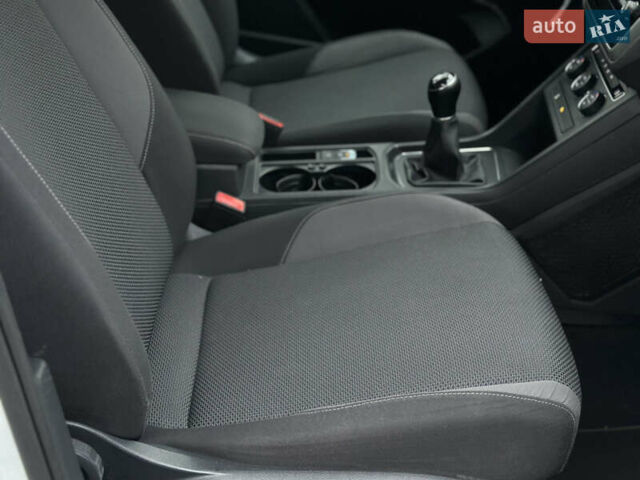 Белый Фольксваген Туран, объемом двигателя 1.6 л и пробегом 252 тыс. км за 14000 $, фото 49 на Automoto.ua