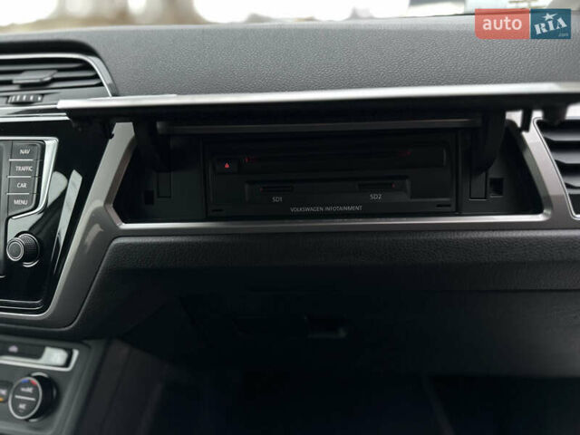 Белый Фольксваген Туран, объемом двигателя 1.6 л и пробегом 252 тыс. км за 14000 $, фото 44 на Automoto.ua