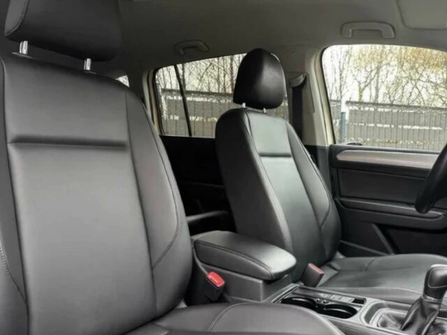 Білий Фольксваген Туран, об'ємом двигуна 2 л та пробігом 62 тис. км за 10950 $, фото 6 на Automoto.ua