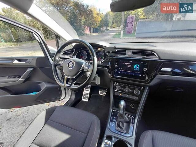 Белый Фольксваген Туран, объемом двигателя 1.6 л и пробегом 240 тыс. км за 16500 $, фото 1 на Automoto.ua