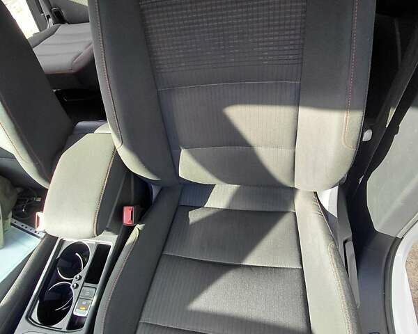 Белый Фольксваген Туран, объемом двигателя 1.6 л и пробегом 240 тыс. км за 16500 $, фото 4 на Automoto.ua