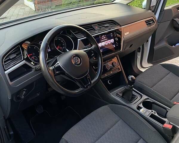 Белый Фольксваген Туран, объемом двигателя 1.6 л и пробегом 124 тыс. км за 17500 $, фото 23 на Automoto.ua