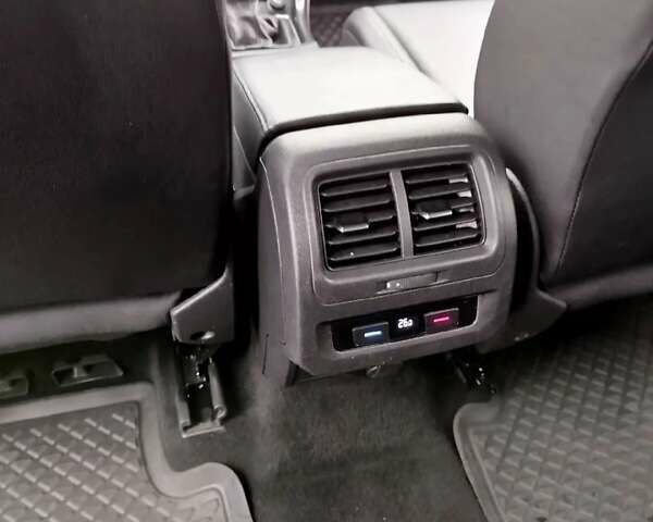 Білий Фольксваген Туран, об'ємом двигуна 2 л та пробігом 221 тис. км за 17500 $, фото 17 на Automoto.ua