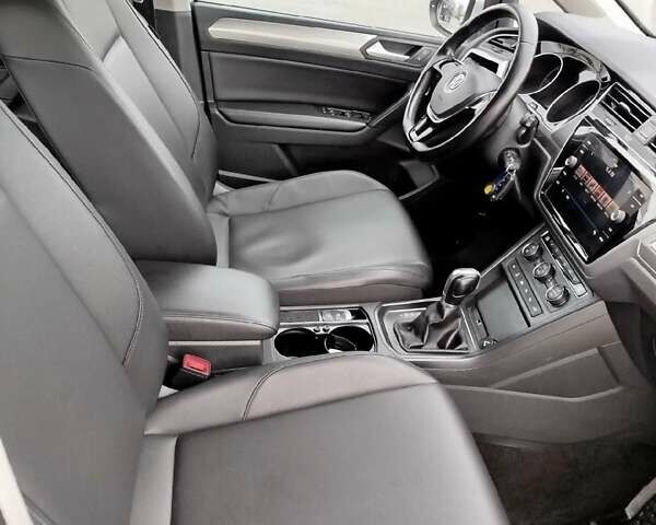 Білий Фольксваген Туран, об'ємом двигуна 2 л та пробігом 221 тис. км за 17500 $, фото 15 на Automoto.ua