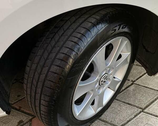 Белый Фольксваген Туран, объемом двигателя 1.6 л и пробегом 124 тыс. км за 17500 $, фото 45 на Automoto.ua