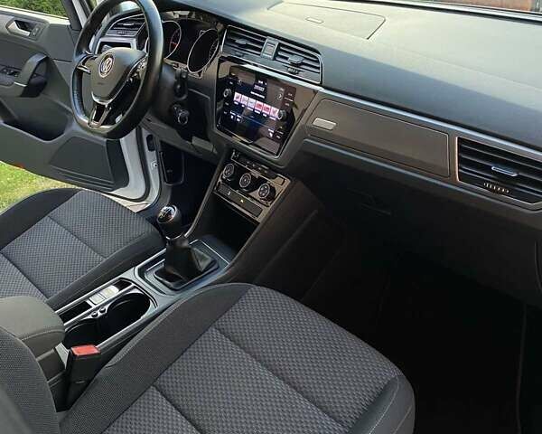 Белый Фольксваген Туран, объемом двигателя 1.6 л и пробегом 124 тыс. км за 17500 $, фото 33 на Automoto.ua