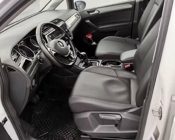 Білий Фольксваген Туран, об'ємом двигуна 2 л та пробігом 221 тис. км за 17500 $, фото 22 на Automoto.ua