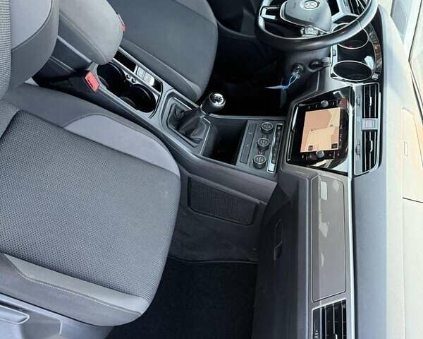 Белый Фольксваген Туран, объемом двигателя 1.6 л и пробегом 209 тыс. км за 17000 $, фото 10 на Automoto.ua