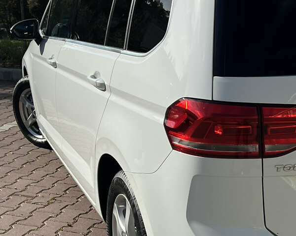 Белый Фольксваген Туран, объемом двигателя 2 л и пробегом 220 тыс. км за 18390 $, фото 13 на Automoto.ua