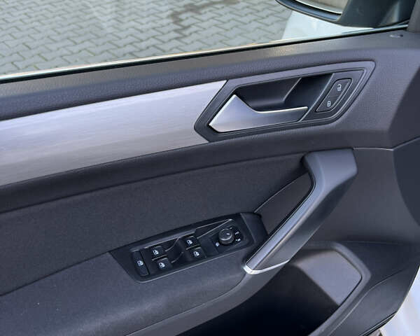 Белый Фольксваген Туран, объемом двигателя 2 л и пробегом 220 тыс. км за 18390 $, фото 53 на Automoto.ua