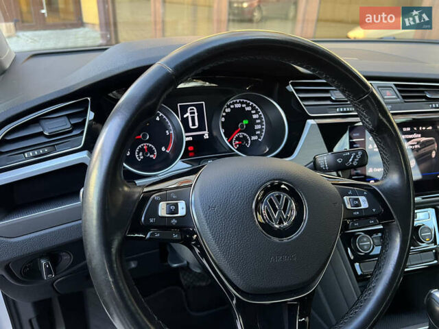 Белый Фольксваген Туран, объемом двигателя 2 л и пробегом 220 тыс. км за 17997 $, фото 61 на Automoto.ua