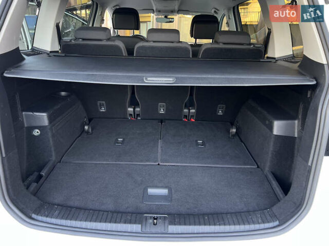 Белый Фольксваген Туран, объемом двигателя 2 л и пробегом 220 тыс. км за 17997 $, фото 44 на Automoto.ua