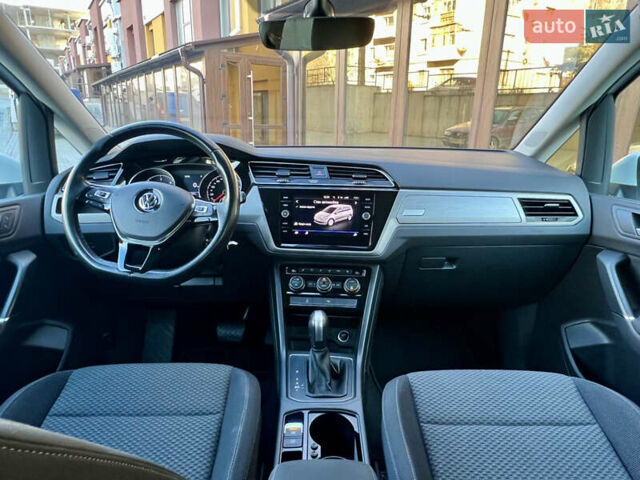 Белый Фольксваген Туран, объемом двигателя 2 л и пробегом 220 тыс. км за 17997 $, фото 65 на Automoto.ua