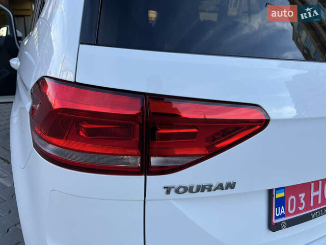 Белый Фольксваген Туран, объемом двигателя 2 л и пробегом 220 тыс. км за 17997 $, фото 46 на Automoto.ua