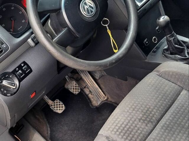 Белый Фольксваген Туран, объемом двигателя 2 л и пробегом 578 тыс. км за 2000 $, фото 7 на Automoto.ua