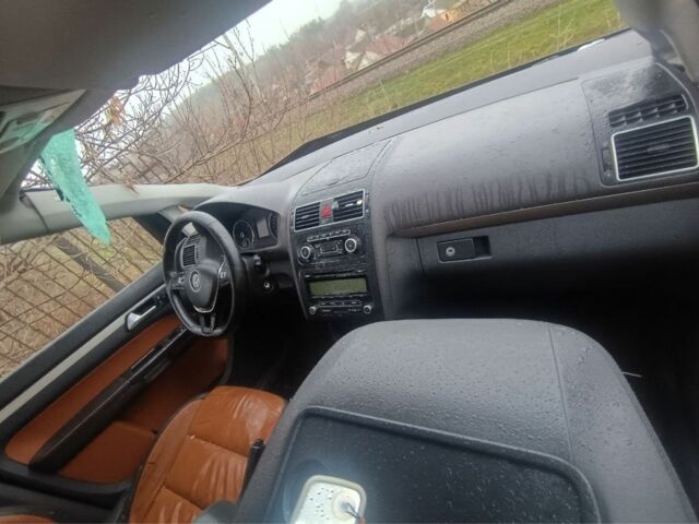 Білий Фольксваген Туран, об'ємом двигуна 2.5 л та пробігом 200 тис. км за 2499 $, фото 3 на Automoto.ua