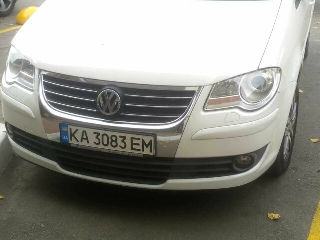 Белый Фольксваген Туран, объемом двигателя 1.4 л и пробегом 160 тыс. км за 7500 $, фото 1 на Automoto.ua