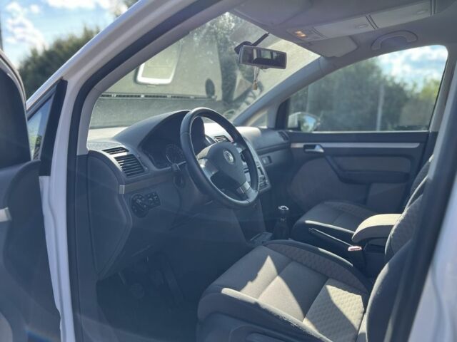 Белый Фольксваген Туран, объемом двигателя 1.4 л и пробегом 208 тыс. км за 6750 $, фото 4 на Automoto.ua