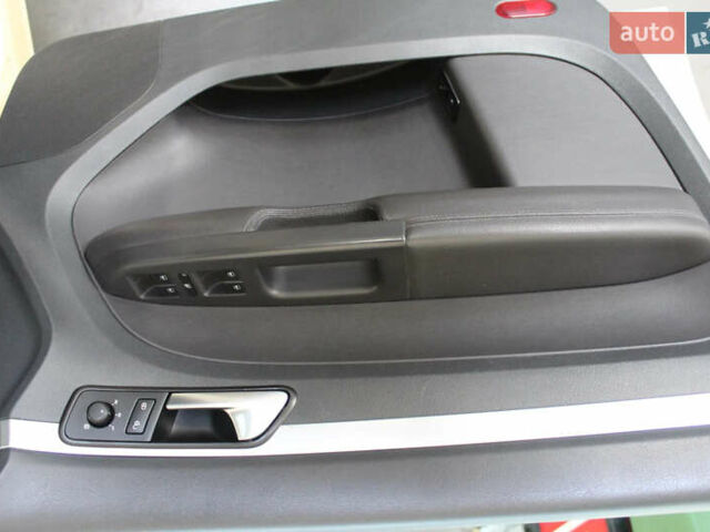 Белый Фольксваген Туран, объемом двигателя 1.97 л и пробегом 145 тыс. км за 11000 $, фото 4 на Automoto.ua