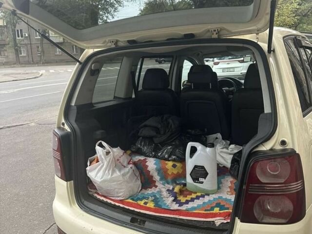 Бежевый Фольксваген Туран, объемом двигателя 1.9 л и пробегом 320 тыс. км за 6800 $, фото 5 на Automoto.ua