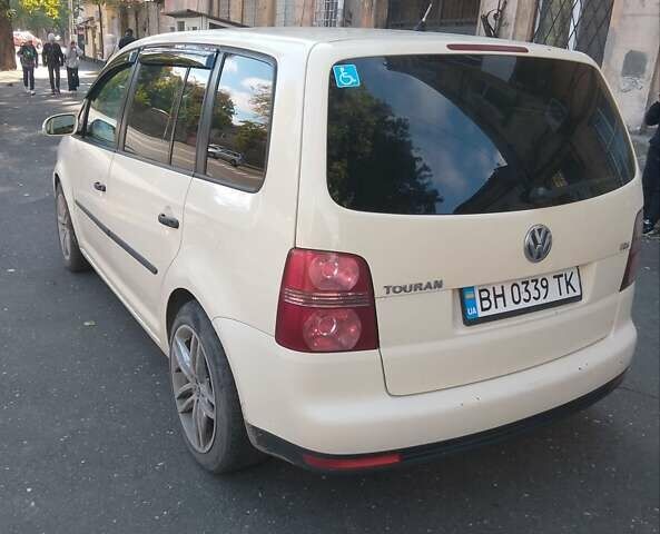 Бежевый Фольксваген Туран, объемом двигателя 1.9 л и пробегом 300 тыс. км за 6500 $, фото 3 на Automoto.ua
