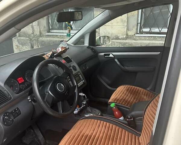 Бежевый Фольксваген Туран, объемом двигателя 1.9 л и пробегом 300 тыс. км за 6500 $, фото 2 на Automoto.ua