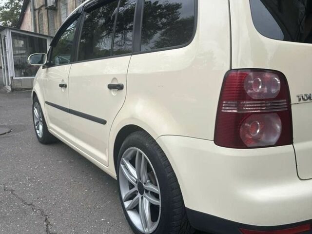 Бежевый Фольксваген Туран, объемом двигателя 1.9 л и пробегом 320 тыс. км за 6800 $, фото 2 на Automoto.ua