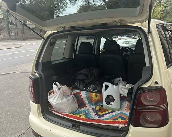 Бежевый Фольксваген Туран, объемом двигателя 1.9 л и пробегом 300 тыс. км за 6500 $, фото 5 на Automoto.ua