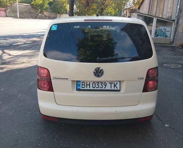 Бежевый Фольксваген Туран, объемом двигателя 1.9 л и пробегом 300 тыс. км за 6500 $, фото 8 на Automoto.ua